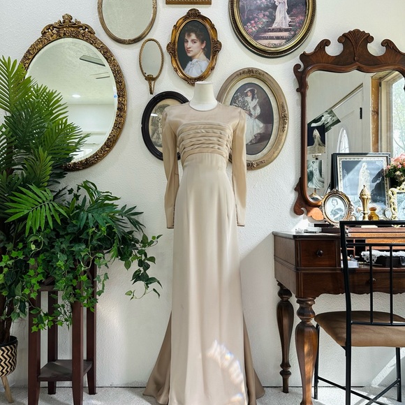 Carolina Herrera Long-Sleeve Cream Evening Gown - Picture 2 of 13